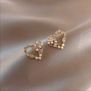 Heart pearl earrings